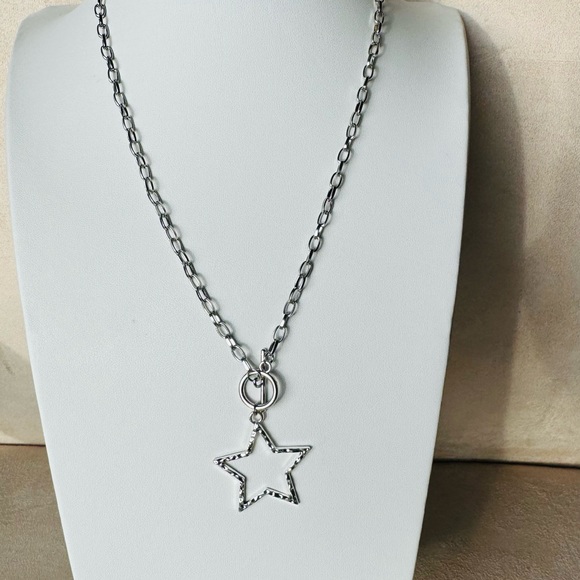 💚💚Lightweight Star Chain Necklace w/Toggle closure Length,including Star is ~21” - Picture 4 of 8